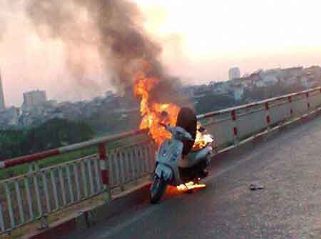 Cơ quan chức năng mổ xẻ nguyên nhân gây cháy xe - 1