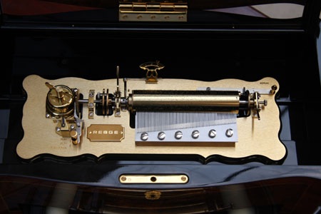 Bộ máy cơ khí phức tạp với hàng trăm chi tiết chơi bản Quốc Ca Việt Nam.