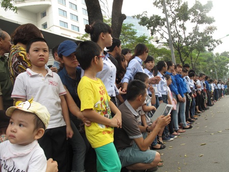 Di ảnh, linh cữu Đại tướng đi giữa những lời chào tiễn biệt (ảnh: Thanh Trầm).