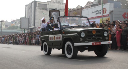 Di ảnh, linh cữu Đại tướng đi giữa những lời chào tiễn biệt (ảnh: Thanh Trầm).