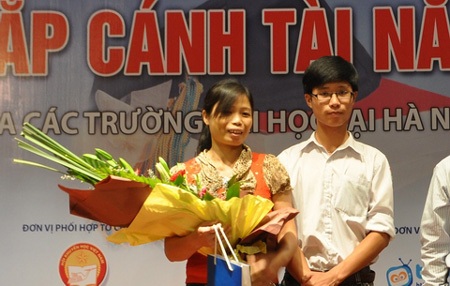 Học bổng "Chắp cánh tài năng Việt" và những tấm gương xúc động - 1 Thủ khoa Tống Quốc Kỳ và mẹ trong lễ trao học bổng sáng ngày 20/9.