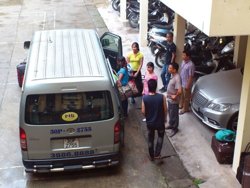 Lao động VN trở về từ Nga được đưa đón bằng ô tô về quê.( Ảnh: Thanh niên)