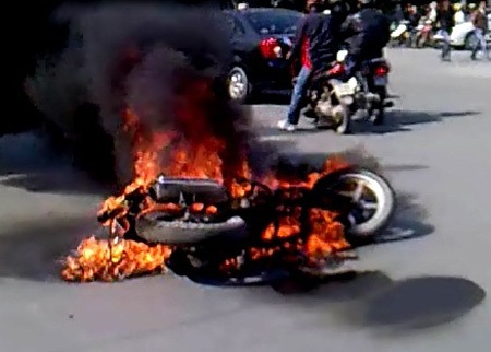 Xăng dầu chất lượng kém chính là nguyên nhân gây các vụ cháy nổ xe liên tiếp thời gian qua.