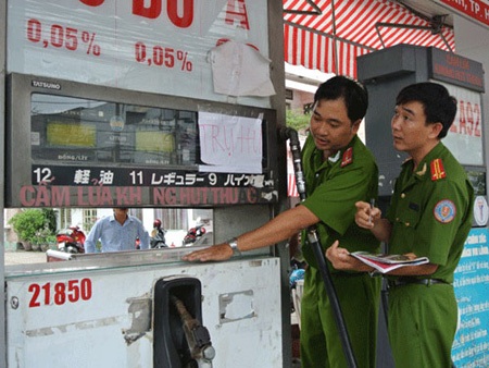 Gần 13% cửa hàng xăng dầu gian lận trong kinh doanh - 1 Nhiều chiêu gian lậnh của đại lý xăng, dầu thách thức cơ quan quản lý. (Ảnh minh họa)