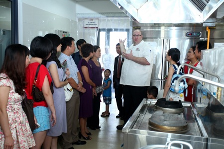 Khu chế biến thực phẩm mới của trường được giám sát chặt chẽ về chất lượng.