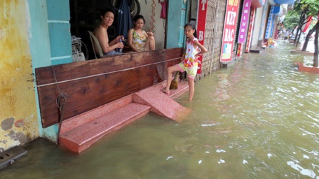 25 người chết do bão, cảnh báo về lũ quét và sạt lở đất - 2 Nhiều đường phố Hà Nội chìm trong ngập úng.