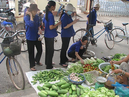 Doanh nghiệp kêu khó khăn, xin hoãn tăng lương tối thiểu - 1 Đời sống tối thiểu của NLĐ không được đảm bảo với mức lương hiện nay. (Ảnh: Lao Động)