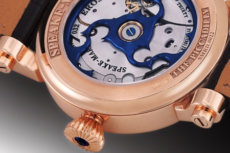 Đồng hồ Đông Sơn sử dụng bộ máy SM2 trứ danh, có khả năng dự trữ năng lượng 120 giờ.