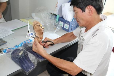 Truy tìm chất độc hại nghi có trong dép nhựa Trung Quốc - 1 Tiến hành xét nghiệm các mẫu dép được cho rằng có xuất xứ từ Trung Quốc. (Ảnh: Cục QLCLSPHH)