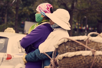 Lao động ngoại tỉnh lao đao thời kinh tế khó khăn - 2 Cuộc mưu sinh đầy vất vả của những người phụ nữ nông thôn lên thành phố.