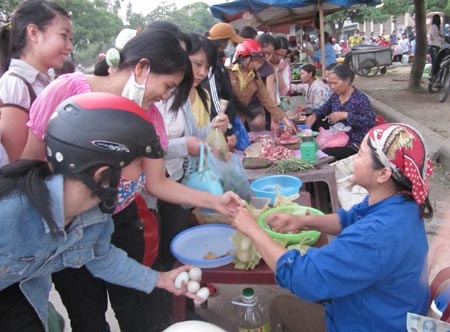 Đã có doanh nghiệp xin hoãn tăng lương - 1 Không tăng lương tối thiểu người lao động sẽ gặp nhiều khó khăn.