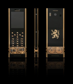 Mobiado sẽ ra mắt điện thoại có chìa khóa, thân vỏ bằng đá - 7 Mobiado Professional 105 GMT Gold- Tiên phong trong việc kết hợp điện thoại với đồng hồ cơ khí.