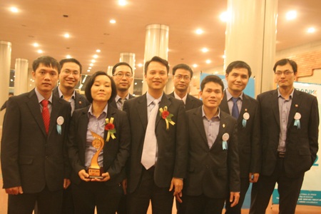 Nhóm tác giả nhận giải 3 lĩnh vực CNTT tại lễ trao giải Nhân tài Đất Việt 2012 vừa diễn ra.