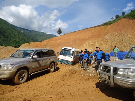 Đường lên Mường Tè gặp rất nhiều khó khăn.