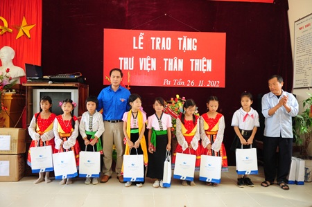 Trường tiểu học Pa Tần nhận “Thư viện thân thiện”