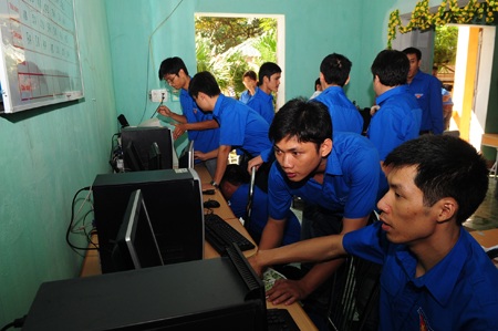 Đoàn thanh niên lắp đặt hệ thống máy tính.