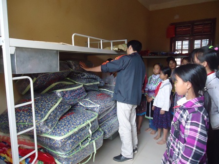 130 chiếc khăn ấm được tặng cho các em học sinh.