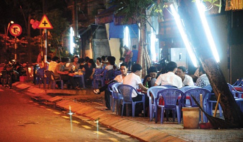 Đổ xô đi ăn nhậu... đón “ngày tận thế”! - 1 Quán nhậu càng tấp nập người đón chờ ngày tận thế. Ảnh Phùng Huy