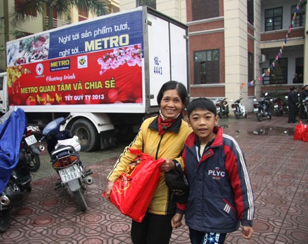Metro Cash & Carry Việt Nam tặng quà tết tới 1.000 hộ gia đình nghèo - 2