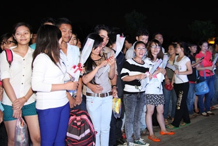 “Phụ nữ là điều tuyệt diệu của thế giới” - 7 Khiến những phụ nữ có mặt trên cầu bất ngờ và thích thú.