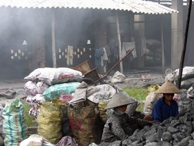 Đưa toàn bộ cơ sở sản xuất ô nhiễm xa khu dân cư - 1 Nhiều làng nghề đang gây ô nhiễm môi trường nghiêm trọng