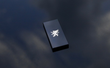 Vẻ đẹp ấn tượng của m|Headset đến từ với sự vuông vức, gọn gàng, với các điểm nhấn lịch thiệp,