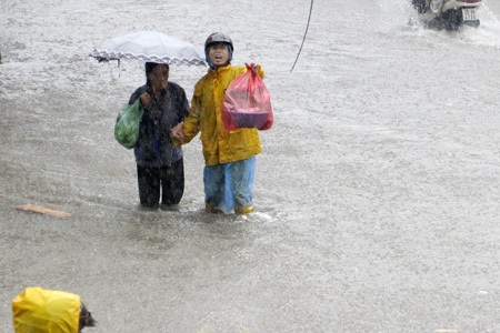 Hà Nội tiếp tục mưa lớn - 1 Nhiều đoạn phố của Hà Nội ngập sâu. (Ảnh: Hữu Nghị)