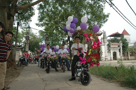 Đoàn nhà trai trên đường đi rước dâu