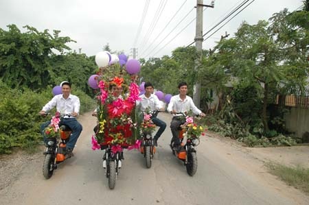 Đoàn nhà trai trên đường đi rước dâu