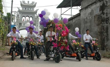 Chú rể đón cô dâu về.