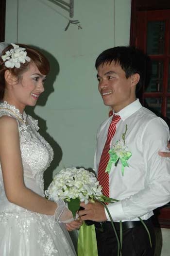 Chú rể đón cô dâu về.