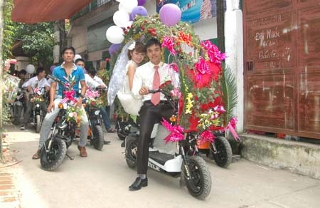 Chú rể đón cô dâu về.