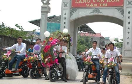 Chú rể đón cô dâu về.