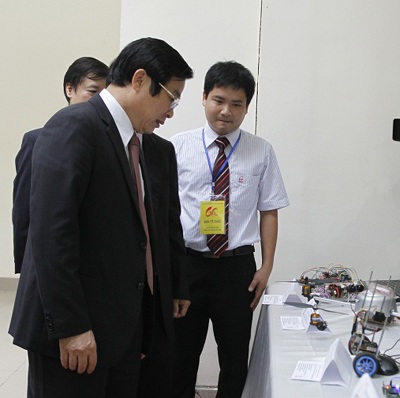 Bộ trưởng Bộ Thông tin và Truyền thông thăm học viên Lào