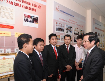 Bộ trưởng Bộ Thông tin và Truyền thông thăm học viên Lào