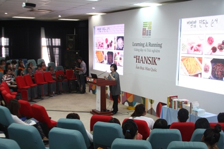 Bài giảng về ẩm thực Hàn Quốc của giáo sư Jung Hee Sun tại ĐH Hà Nội.