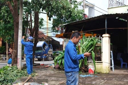 VNPT miền Trung dốc sức khắc phục thiệt hại sau bão - 1 Nhân viên VNPT Đà Nẵng dốc sức khắc phục sự cố viễn thông do bão 11 gây ra