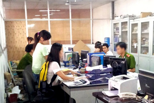 Lực lượng thanh tra Liên ngành kiểm tra đột xuất một doanh nghiệp sử dụng phần mềm. 