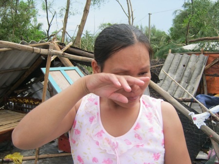 Nước mắt người dân miền Trung sau bão số 10 càn quét