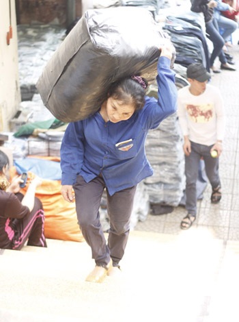 77 công việc phụ nữ không được làm - 1 Theo quy định phụ nữ không được làm nghề bốc vác trên 50kg