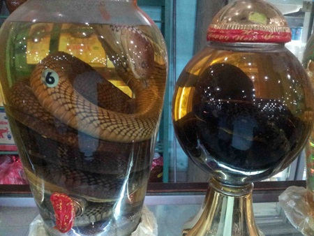 Bắt giữ nhiều sản phẩm từ động vật hoang dã bày bán công khai - 1 Hai bình rượu rắn.