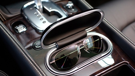 Sự hoàn hảo của kính Bentley qua "những cái bắt tay" - 4 Kính Bentley đều tạo cho người đeo sự bắt mắt ở mọi góc nhìn.