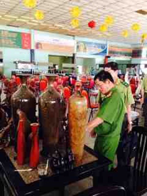 Bắt giữ nhiều sản phẩm từ động vật hoang dã bày bán công khai - 2 Các sản phẩm chế biến từ gỗ Thủy tùng và gỗ Hương.