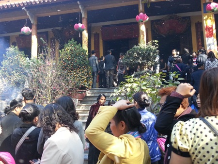 Rất nhiều người không thể vào bên trong do quá đông