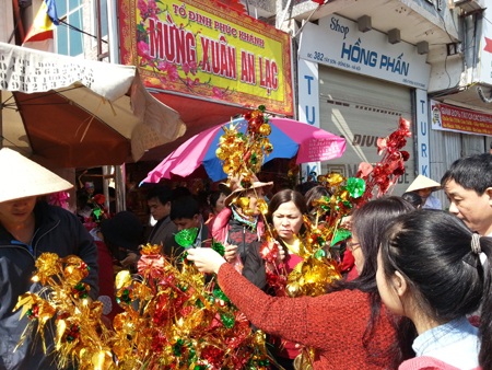 Các quầy hàng bán đồ lễ, cành vàng, lá ngọc hốt bạc vào dịp đầu năm.