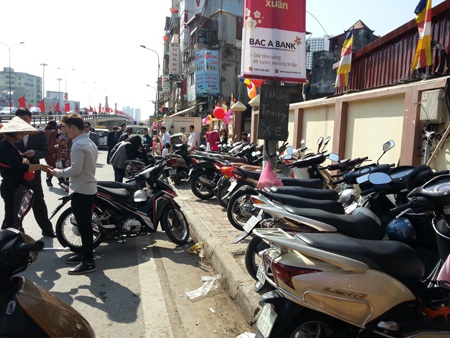 Giá trông giữ xe tại hầu hết các điểm đều tăng cao so với quy định