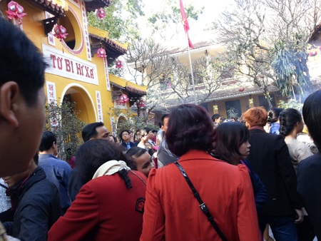 Rất nhiều người không thể vào bên trong do quá đông