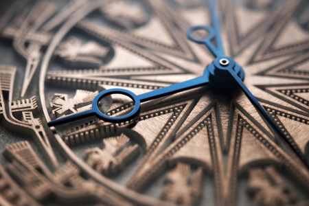 Speake Marin giao chiếc “Trống Đồng Đông Sơn” cuối cùng - 5 Dòng chữ “Dong Son Le Of 18” được khắc tay thủ công trên thân vỏ vàng hồng nguyên khối.