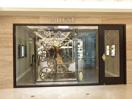 Speake Marin giao chiếc “Trống Đồng Đông Sơn” cuối cùng - 6 Dòng chữ “Dong Son Le Of 18” được khắc tay thủ công trên thân vỏ vàng hồng nguyên khối.