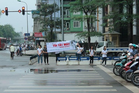 Hà Nội: Chiến dịch "Tắt động cơ xe máy khi dừng đèn đỏ" - 1 Hà Nội: Chiến dịch Tắt động cơ xe máy khi dừng đèn đỏ